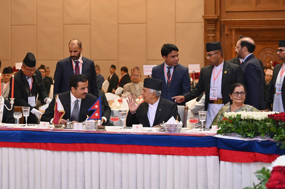 राष्ट्रपति रामचन्द्र पौडेलले नेपालको दुईदिने राजकीय भ्रमणमा आएका कतारका अमिर शेख तमिम बिन हमाद अल थानीको सम्मानमा आयोजना गरेको रात्रिभोजमा सहभागीहरू। तस्बिरः राष्ट्रपति कार्यालय