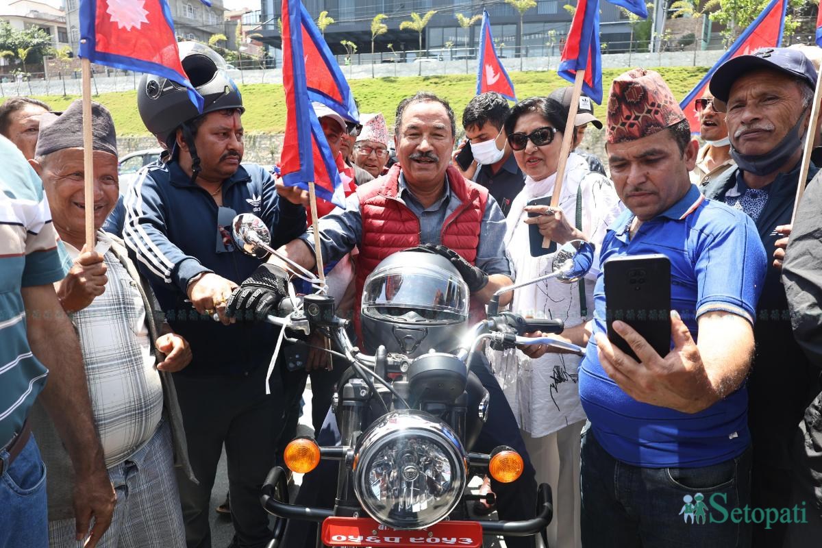 काठमाडौंमा राजावादीको मोटरसाइकल र्‍याली (तस्बिरहरू)