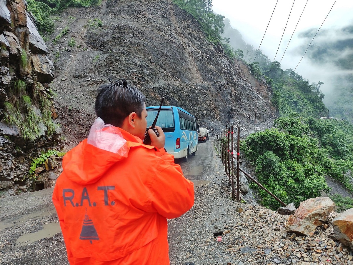 मंगलबार ट्राफिक व्यवस्थापन गर्न भन्दै नारायणगढ-मुग्लिन सडकमा वाकीटकी र आरएटी लेखिएको ज्याकेटमा रास्वपाका कार्यकर्ता।