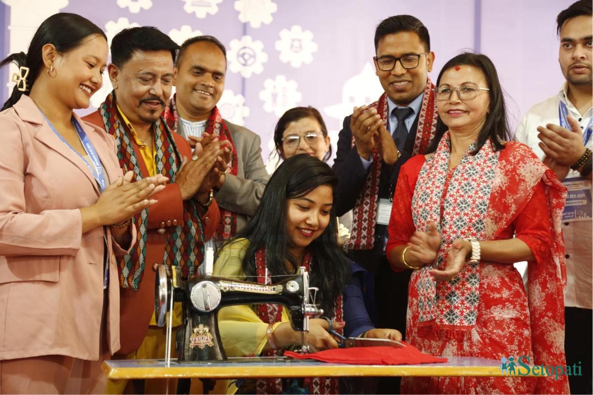 सीपमेलाको उद्घाटन गर्दै काठमाडौं महानगरकी उपमेयर सुनिता डंगोल। तस्बिरः नवीनबाबु गुरूङ/सेतोपाटी