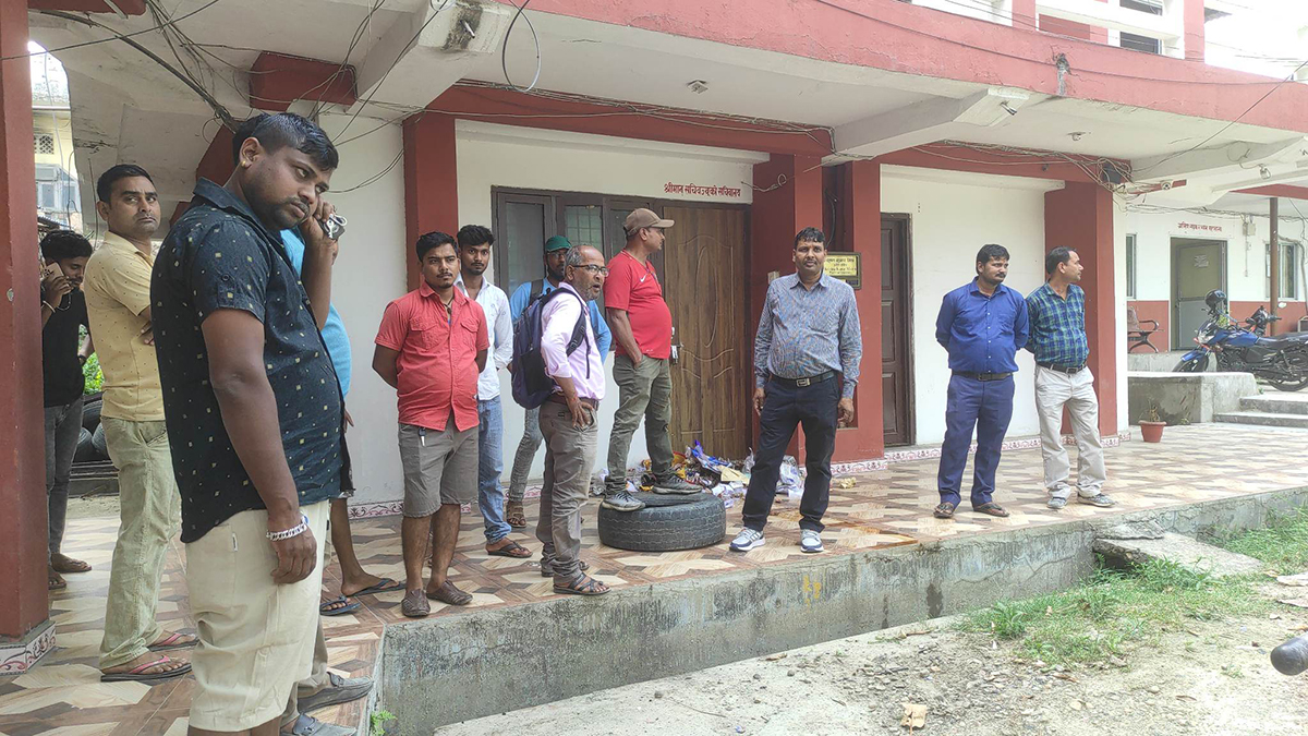निर्माण व्यवसायीले कार्यकक्षमै थुने मधेश प्रदेशका भौतिक पूर्वाधार सचिवलाई (भिडिओ)