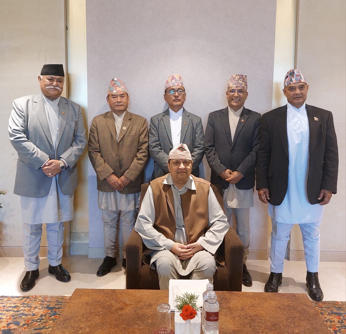 पूर्वराजा ज्ञानेन्द्र शाहसँग राप्रपा अध्यक्षसहित नेताहरू। तस्बिर स्रोत: अध्यक्ष लिङ्देनको फेसबुकबाट।