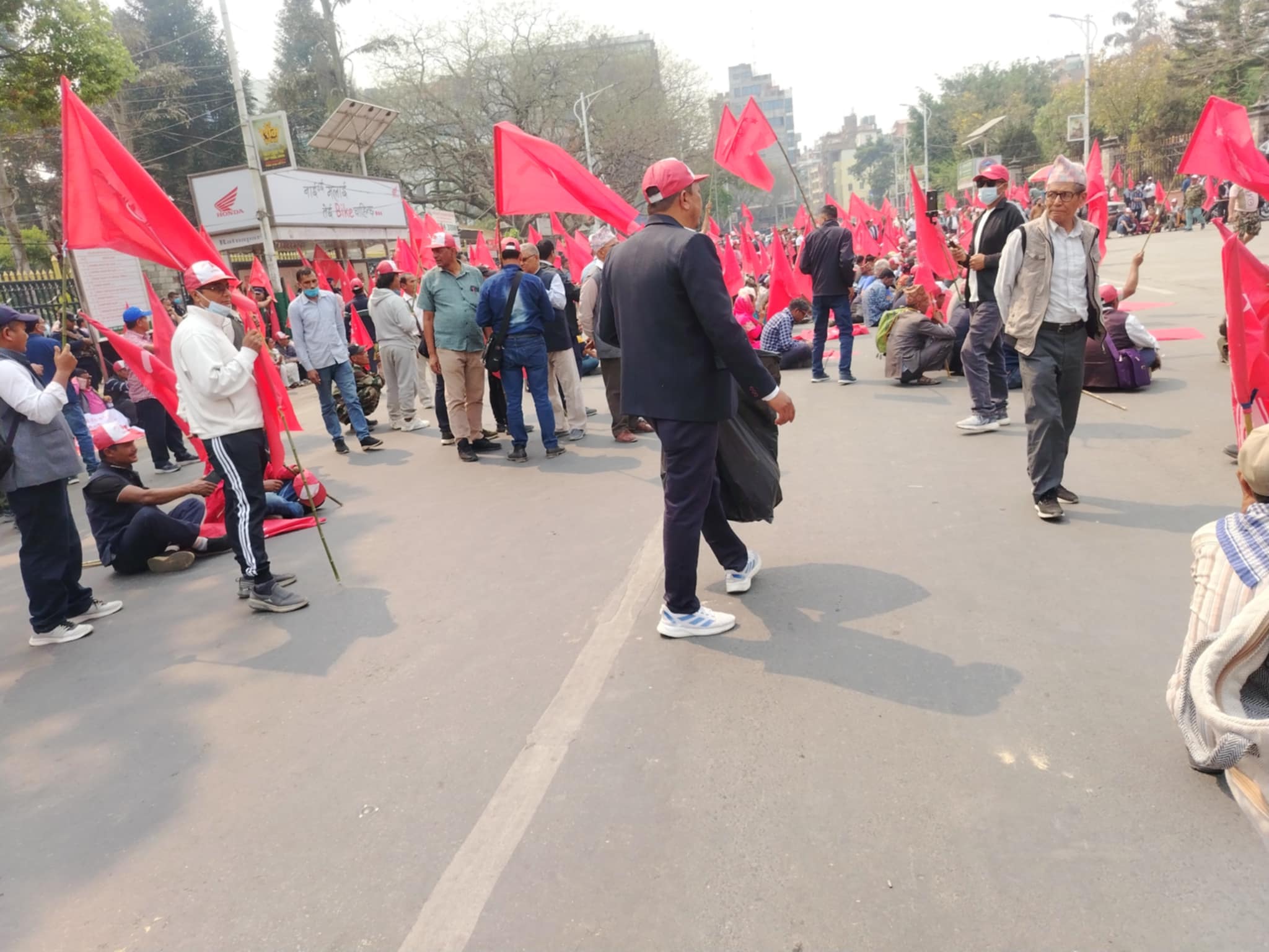 राष्ट्रिय जनमोर्चाका स्वयंसेवकहरूले गरे आन्दोलनस्थलमा सरसफाइ 