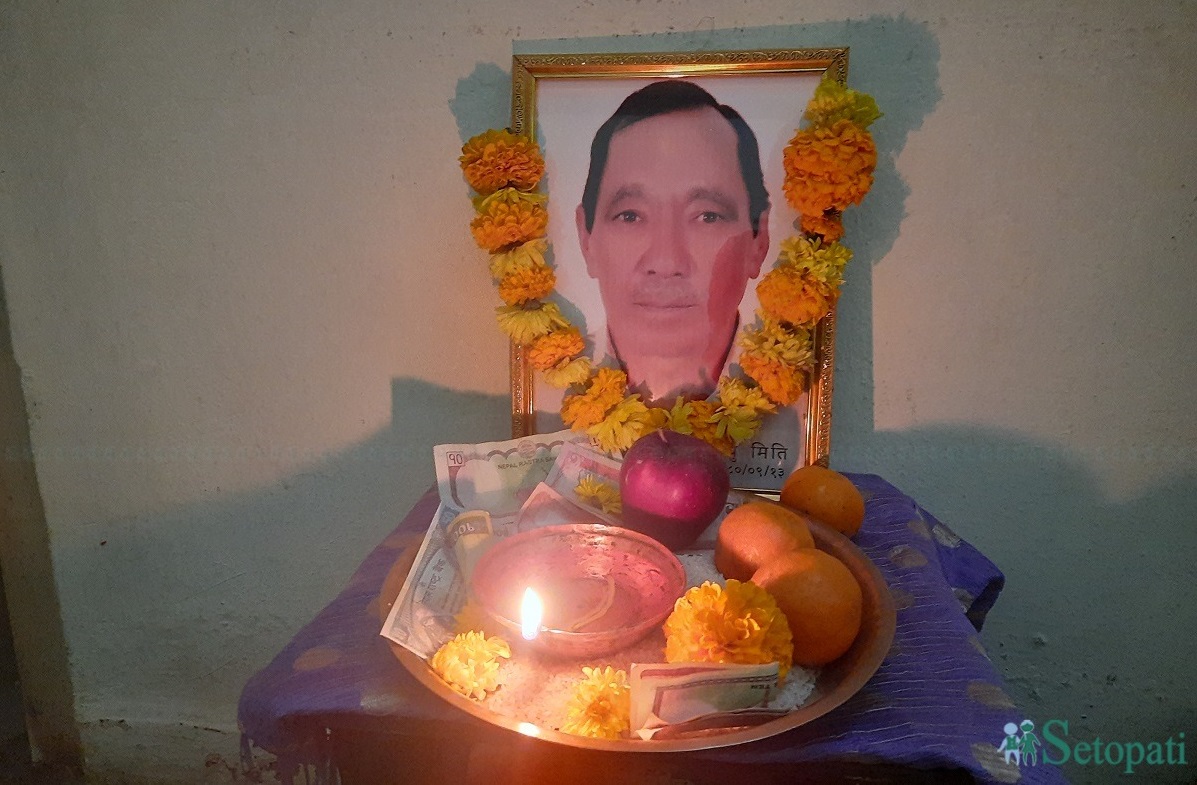 मृतक वीरबहादुरको तस्बिरमा लगाइएको फूलमाला। तस्बिर: युवराज श्रेष्ठ/सेतोपाटी