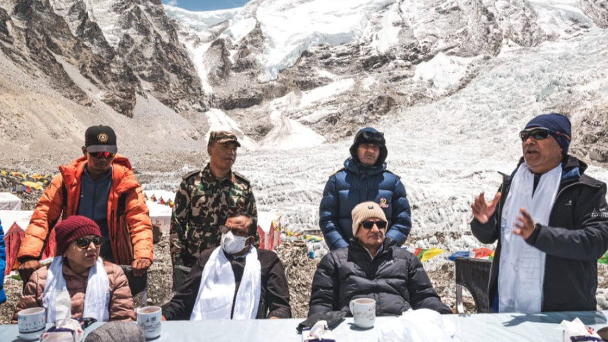 विश्वप्रकाशको संयोजनमा सगरमाथा आधार शिविरमा विशेष संवाद