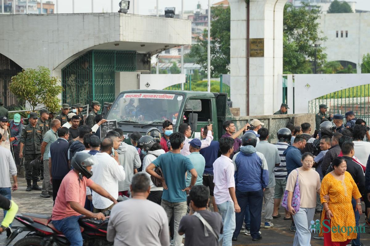 तस्बिरमा हेर्नुस् बानेश्वरमा संसद भवन अगाडिको प्रदर्शन