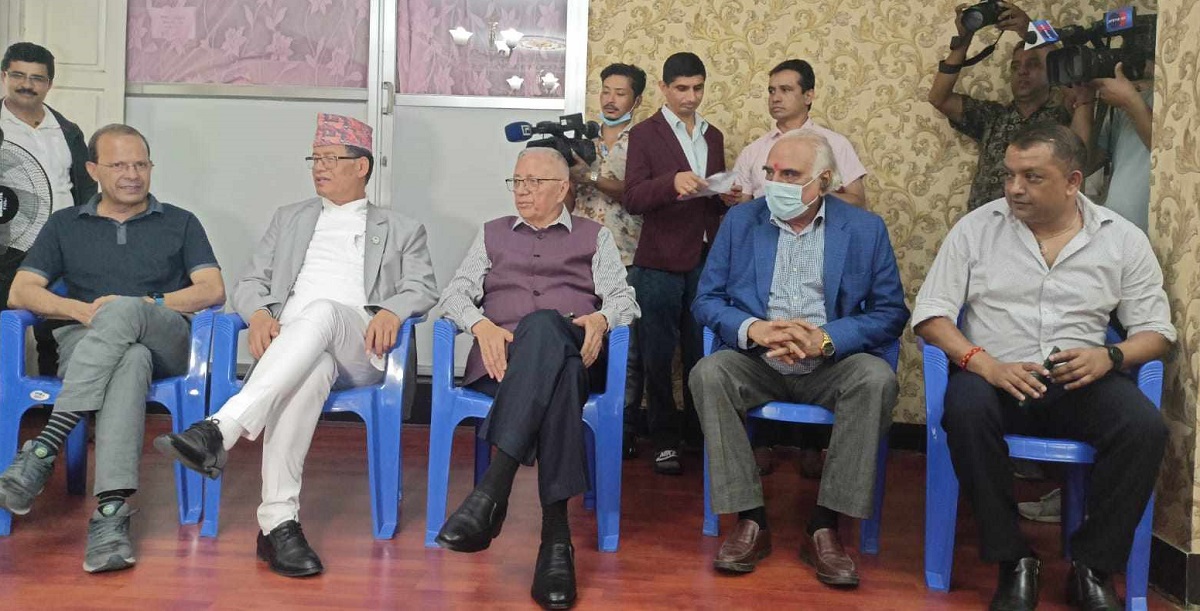 बालुवाटारस्थित कोइरालाको सचिवालयमा बसेको बैठकमा संस्थापनइतर पक्षका नेताहरू।