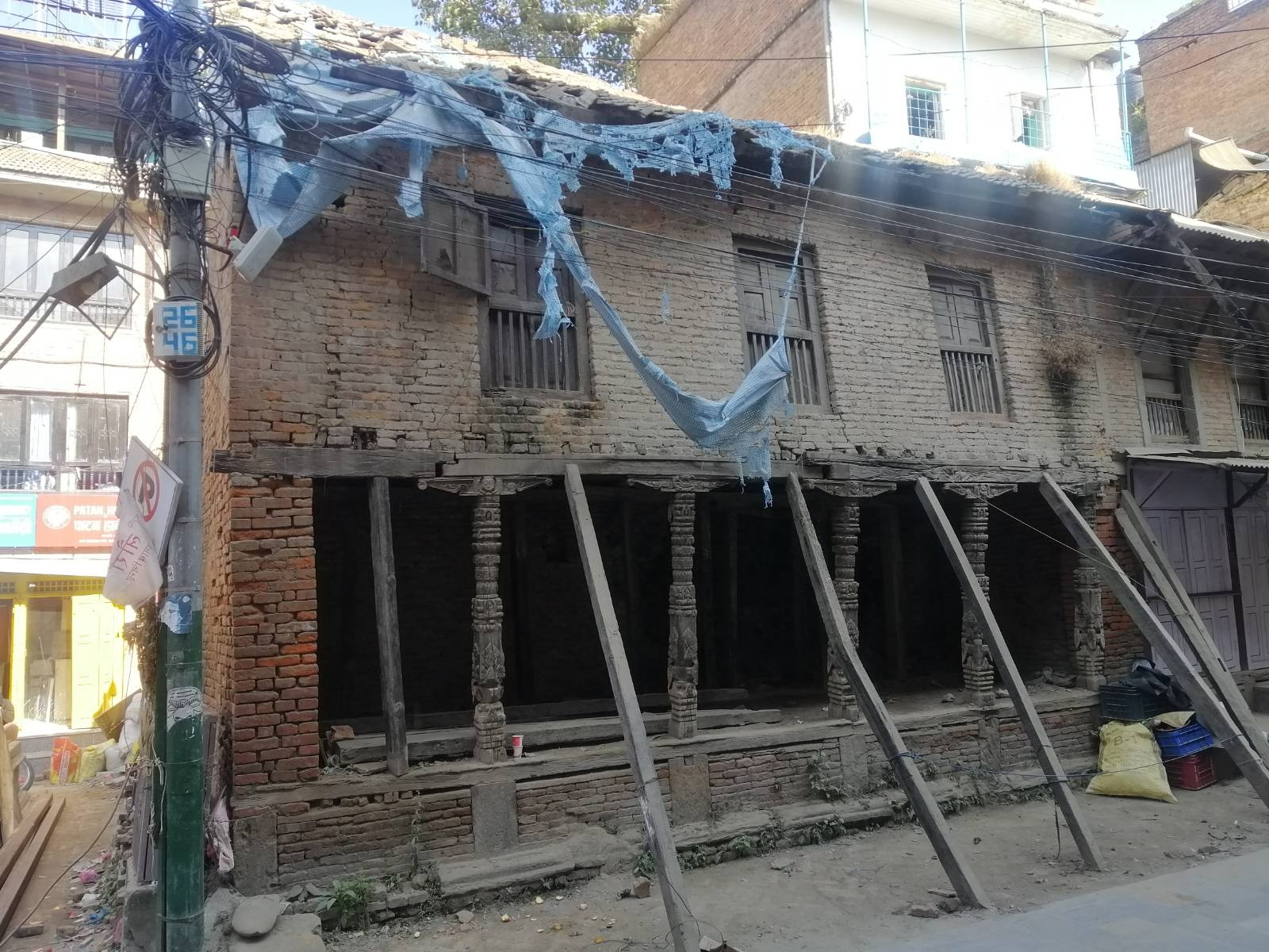 पाटनको पट्को सत:छेँ। यो सतःछेँलाई पनि राज्यले सरकारका नाममा दर्ता गर्ने निर्णय गरेको हुँदा यहाँ बस्ने जुगि परिवार विस्थापनविरूद्ध कानुनी लडाइँ लडिरहेको छ। तस्बिर: रूक्शना कपाली