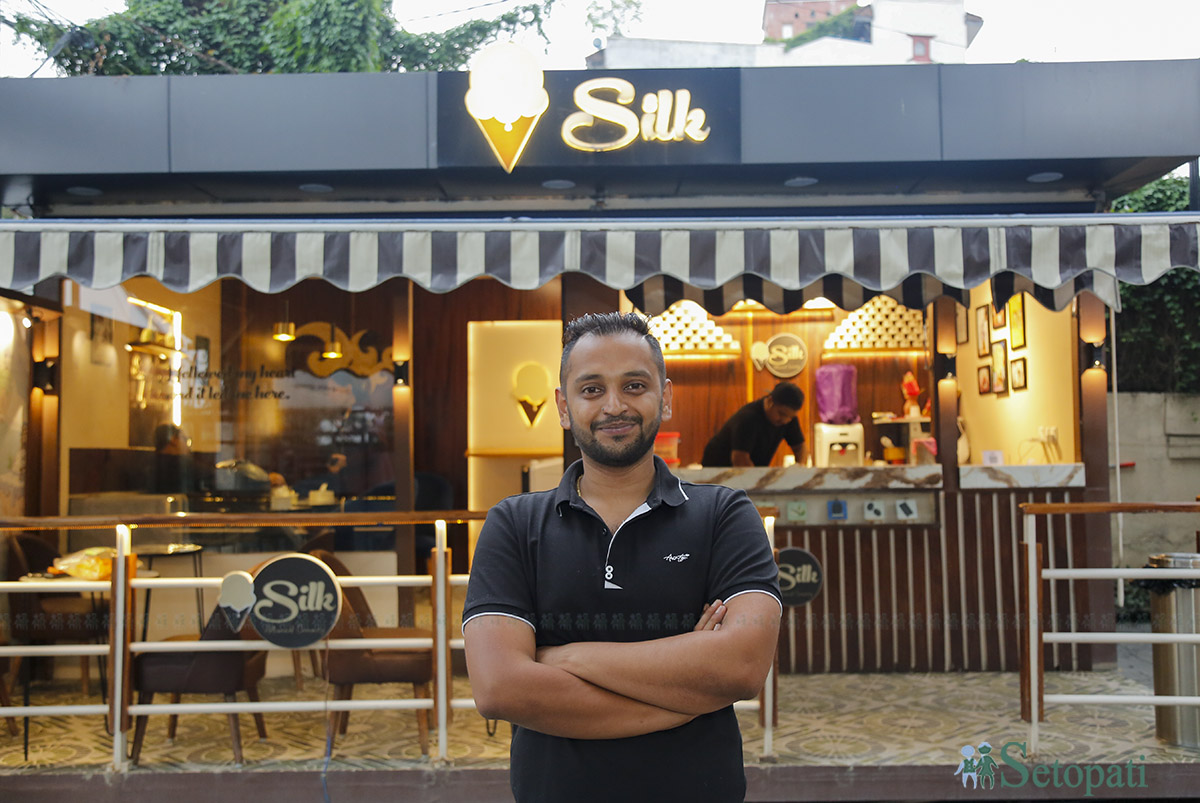 सिल्क आइसक्रिम पार्लरका सञ्चालक ऋषभ अग्रवाल। तस्बिरः नवीनबाबु गुरूङ/सेतोपाटी