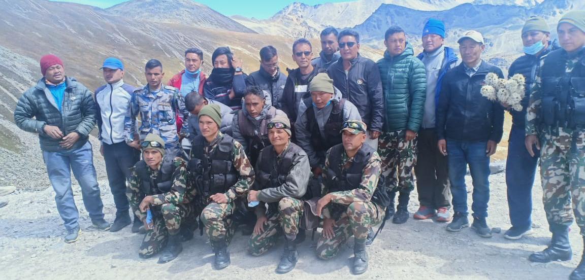 चीनले बनाएको संरचना हेर्न सीमामा पुगेको प्रमुख जिल्ला अधिकारी चीरञ्जीवी गिरीसहितको टोली।  तस्बिर सौजन्य : विष्णुबहादुर तामाङ(लामा)