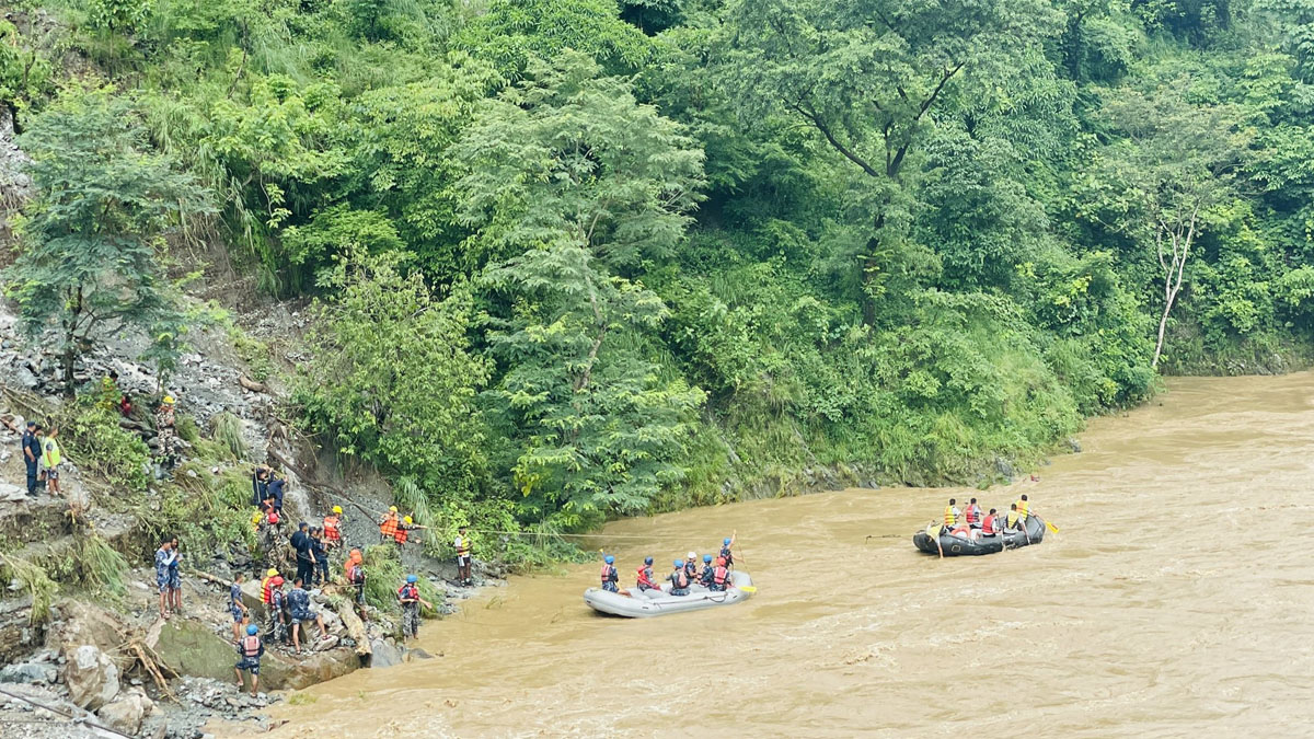 सिमलतालमा पहिरोसँगै बस खसेको स्थान। तस्बिरः राजेश घिमिरे/सेतोपाटी।