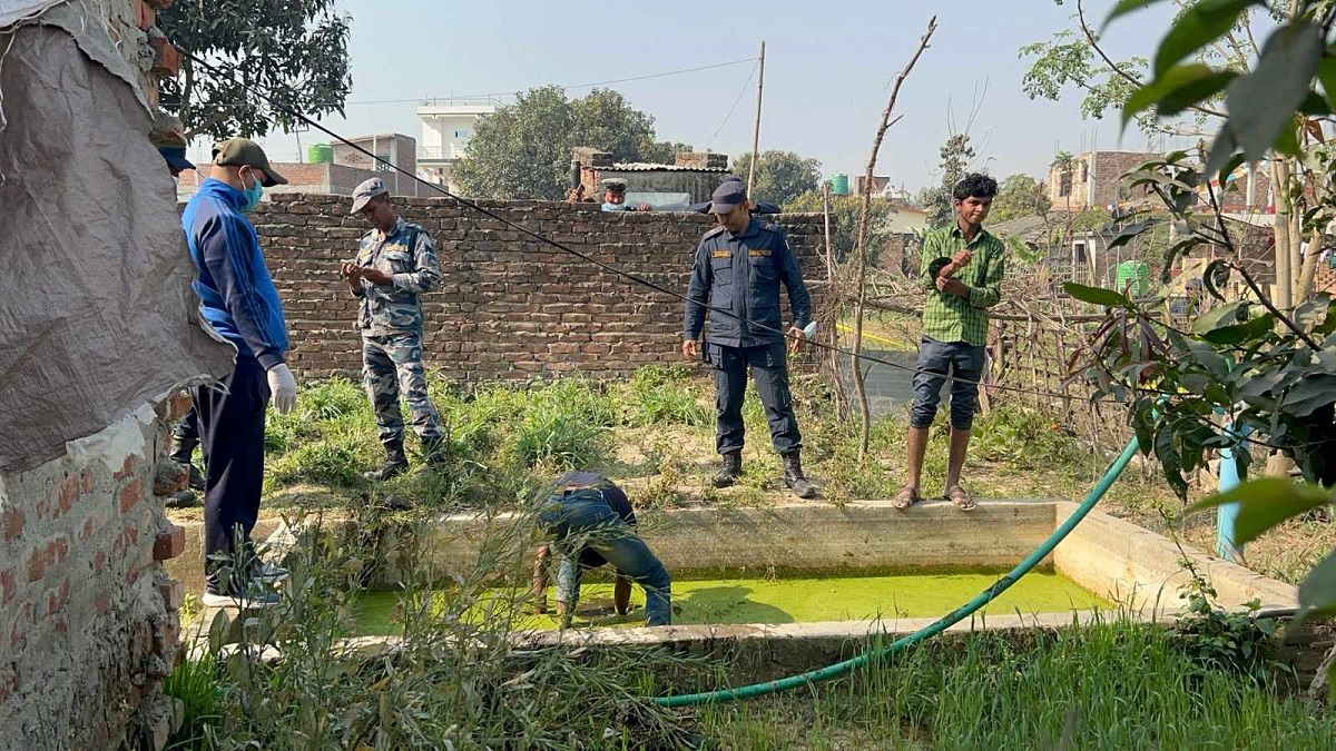 घटनास्थलमा अनुसन्धान गर्दै प्रहरी।