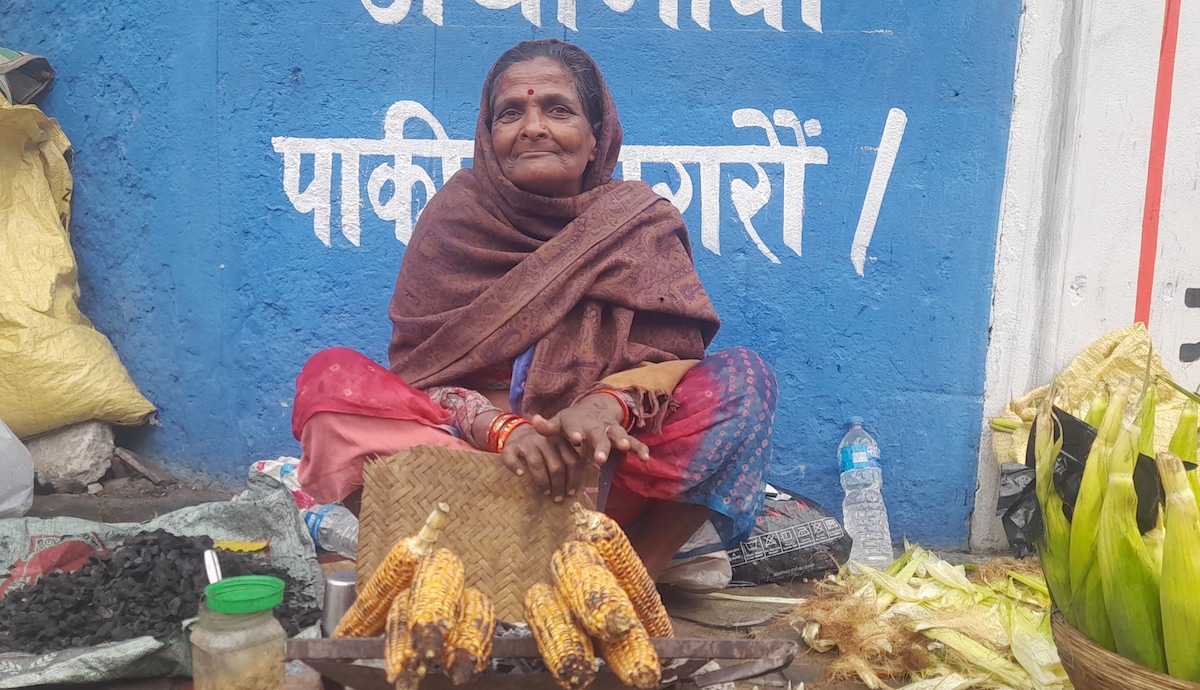 ४५ वर्षदेखि सडकमा मकै पोलिरहेकी सीताको घरमा टाटी फेर्ने धोको  