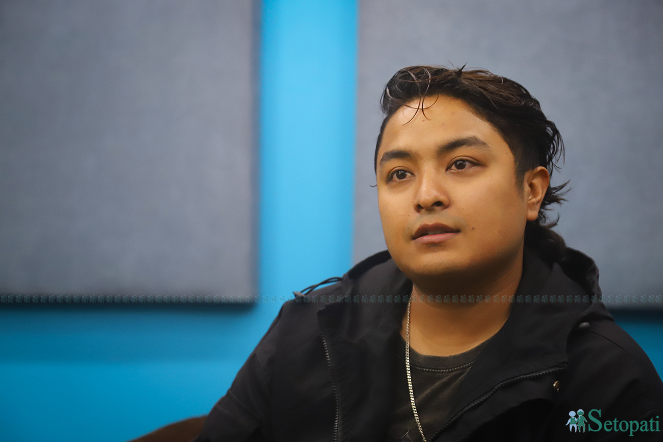 'स्माइल नाचोज एन्ड सेमिफ्रेडो' का सञ्चालक गौरव डंगोल। तस्बिरः निशा भण्डारी/सेतोपाटी