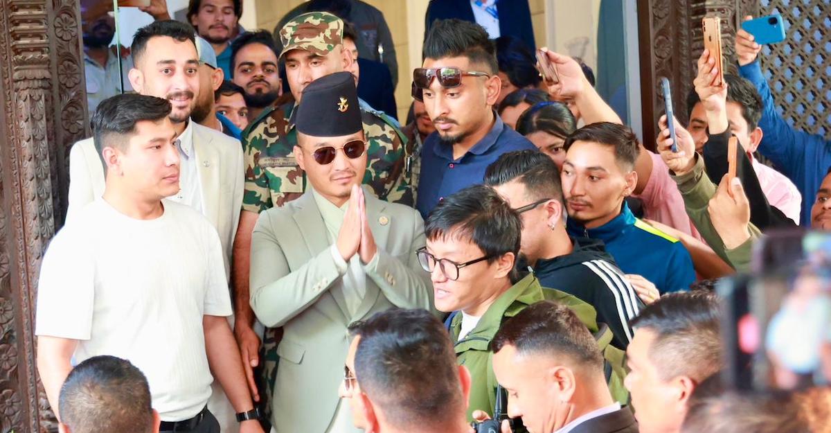 बुधबार राजीनामा दिएपछि गृह मन्त्रालयबाट बाहिरिँदै सुधन गुरूङ। तस्बिर: नेपाल फोटो लाइब्रेरी