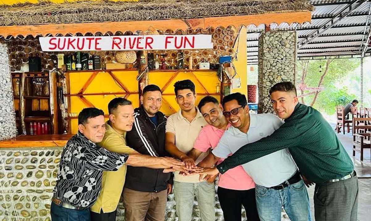 दायाँबाट क्रमशः टंकनाथ गुरागाईं, ललित गिरी, राजकुमार गिरी, विष्णुराज गिरी, विमल गिरी, विष्णुसिंह ठकुरी र विजुलराज गिरी।