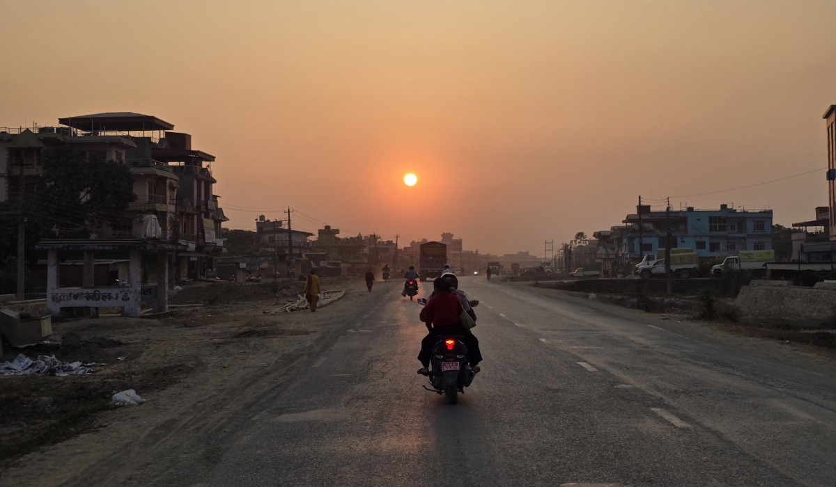 रूपन्देहीको बुटवल उपमहानगरपालिका-१३ स्थित जीतगढीबाट आइतबार देखिएको सूर्यास्त र पूर्व पश्चिम् राजमार्गको बुटवल चन्द्रौटा सडक खण्ड। तस्बिर: कुलदीप न्यौपाने/ रासस