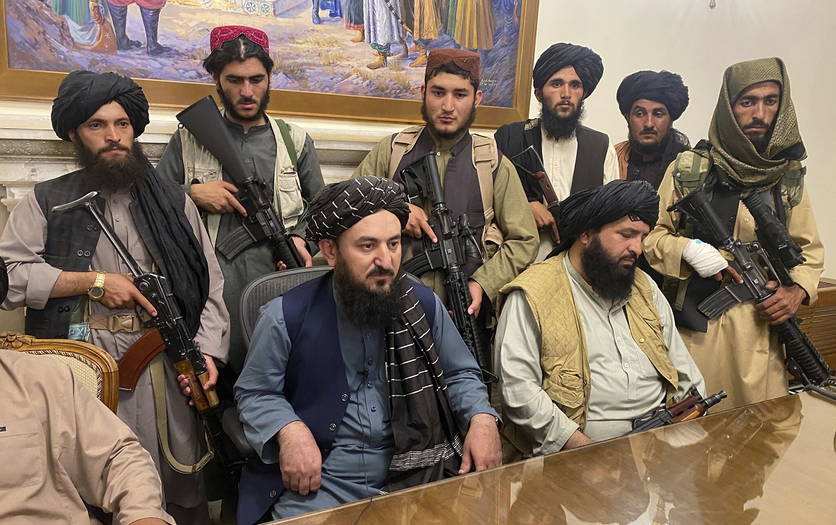 अफगानिस्ताको राजधानी काबुल कब्जामा लिएपछि राष्ट्रपति कार्यालयमा बसेका तालिबान समूहका सदस्यहरू।