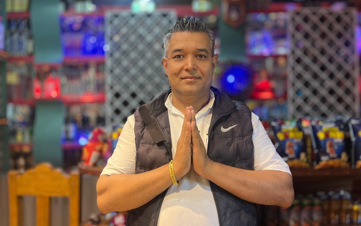 सानैमा लेते छाडेर बेनीलाई कर्मथलो बनाएका टंक श्रेष्ठ अहिले अहिले व्यस्त क्षेत्रमा ठूलो लजका मालिक बनेका छन्।  तस्बिर: सुरेन्द्र फुयाल