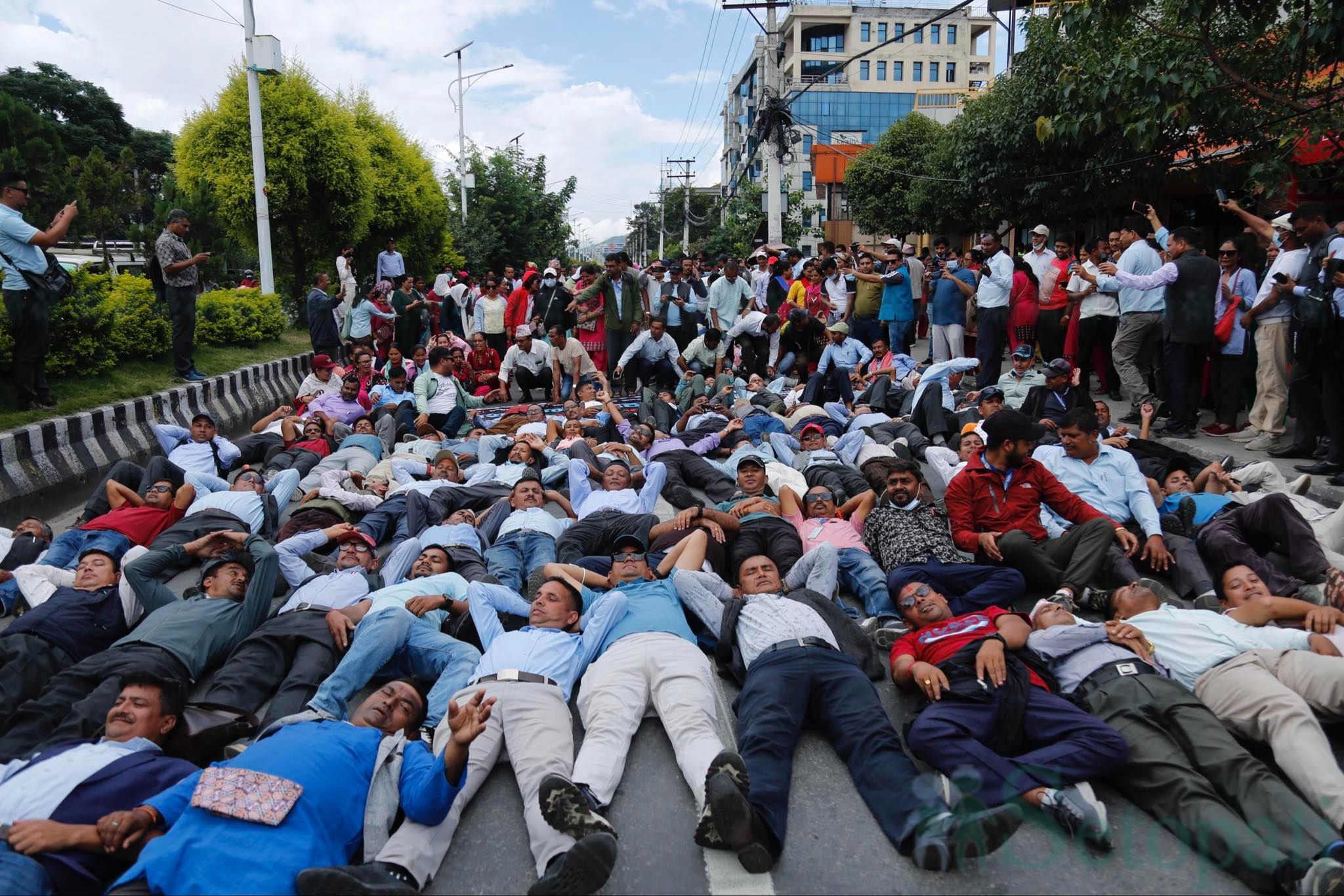 विद्यालय शिक्षा ऐनको विरोधमा सुतेर विरोध जनाउँदै शिक्षकहरू। तस्बिर: सेतोपाटी।