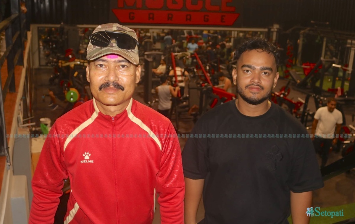 तुलसीपुर उद्योग वाणिज्य संघका पूर्वउपाध्यक्ष ललितजंग शाह र उनका छोरा प्रतीकजंग शाह।