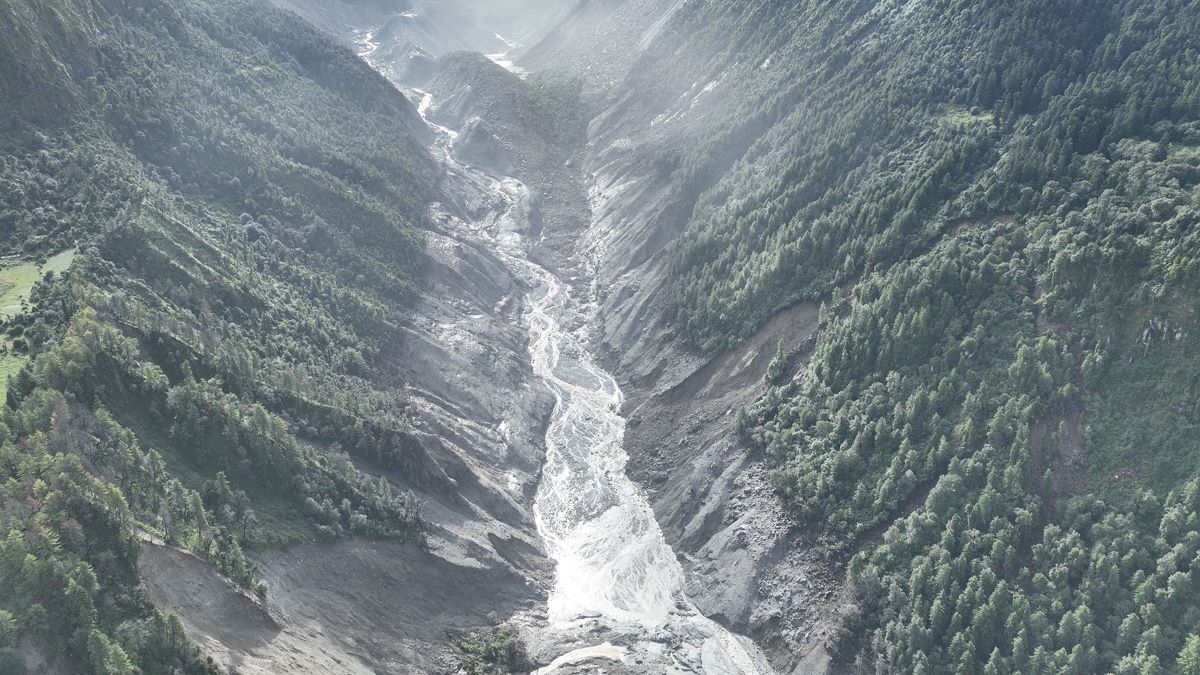 बुधबारको बाढीले भोटेकोशीको माथिल्लो तटमा गरेको विध्वंश। तस्बिरः रासस/सिन्ह्वा।