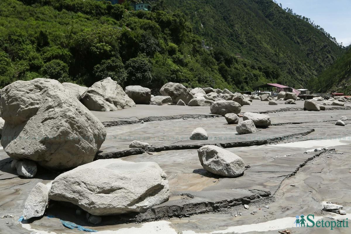 सुख्खा बन्दरगाहमा थुप्रिएको भीमकाय ढुंगाहरू। तस्बिरः प्रकाशचन्द्र तिमिल्सेना/नेपाल फोटो लाइब्रेरी