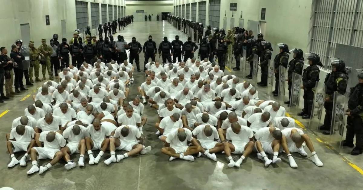 ट्रम्पले १८ औं शताब्दीको कानुन ब्युँताएर देशनिकाला गरिएका भेनेजुयलीहरू।  तस्बिरः सिबिएस न्युज।