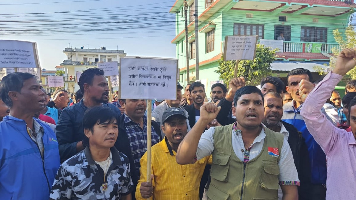बिजुली काटिएर उद्योगहरू बन्द भएपछि आन्दोलनमा निस्केका मजदुरहरू