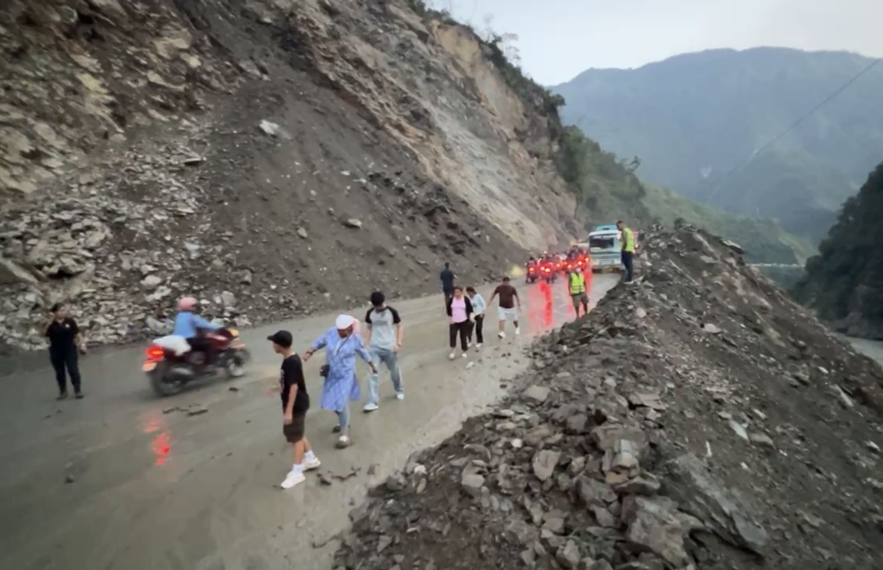 पहिरो पन्छाएपछि सञ्चालनमा आयो नारायणघाट-मुग्लिन सडक