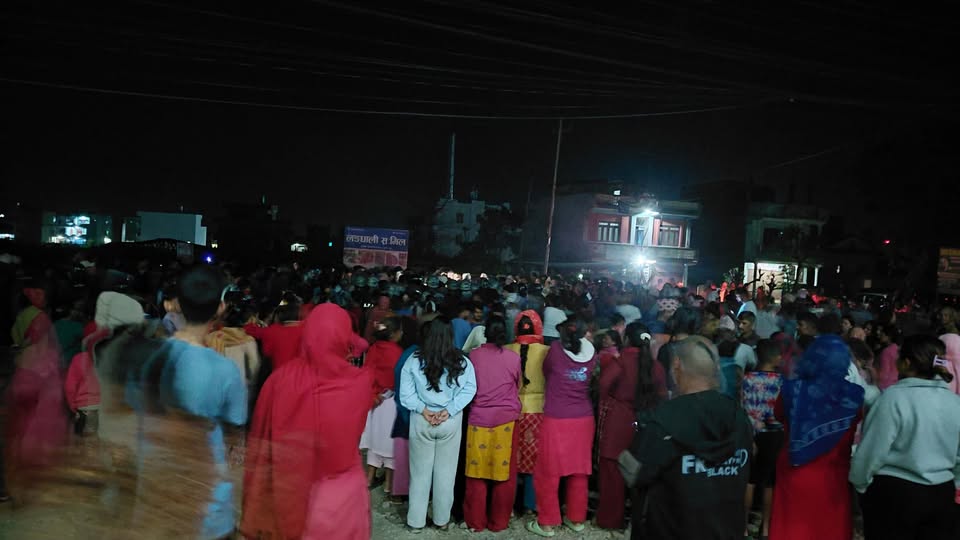 घटनाको विरोधमा भेला भएका स्थानीय