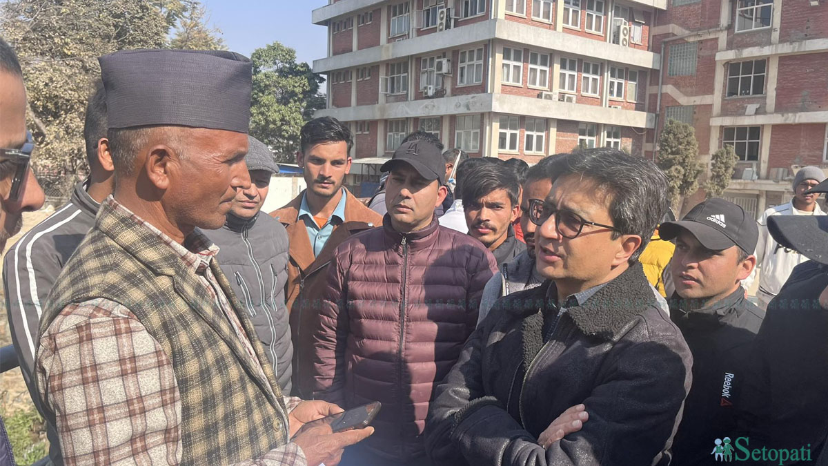 मृतकका आफन्तसँग कुरा गर्दै कांग्रेस सांसद उदयशमशेर राणा। तस्बिरः निशा भण्डारी/सेतोपाटी