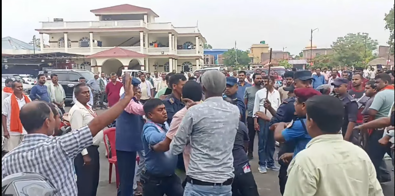 एमाले धनुषा अधिवेशनमा कुर्सी हानाहान