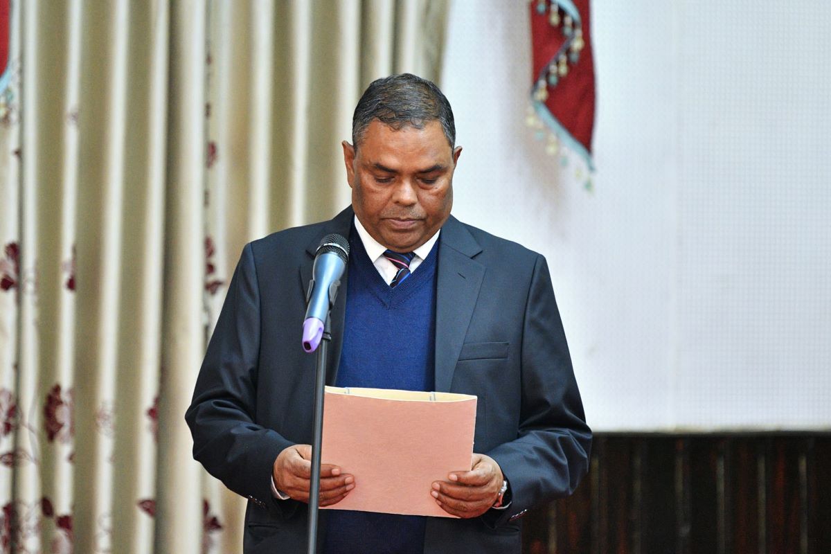 उपप्रधान तथा स्वास्थ्य मन्त्रीको शपथ लिँदै उपेन्द्र यादव। तस्बिरः बालकोट