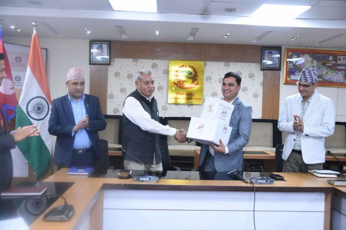स्वास्थ्य तथा जनसंख्या मन्त्रालयमा आयोजित कार्यक्रममा स्वास्थ्य तथा जनसंख्या मन्त्री प्रदीप पौडेललाई सिकलसेल एनिमिया तथा   थालसिमियाको बिरामीका लागि भ्याक्सिन हस्तान्तरण गर्दै नेपालका लागि भारतीय राजदूत नवीन श्रीवास्तव। तस्बिरः स्वास्थ्य मन्त्री पौडेलको सचिवालय।