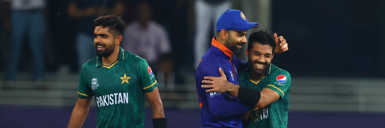 आइतबारको खेलपछि पाकिस्तानका खेलाडीलाई बधाई दिँदै भारतीय कप्तान विराट कोहली।