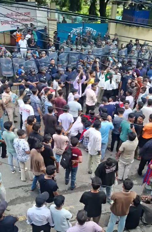 विराटनगरमा निषेधित क्षेत्र तोडेर प्रदेशसभा गेटमा पुगे जेनजी प्रदर्शनकारी