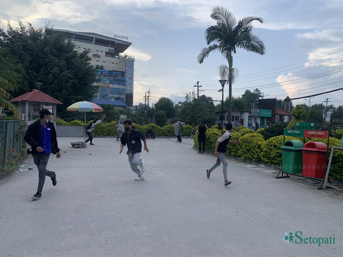 प्रहरीले सिभिल अस्पताल परिसरमै हान्यो अश्रु ग्यास