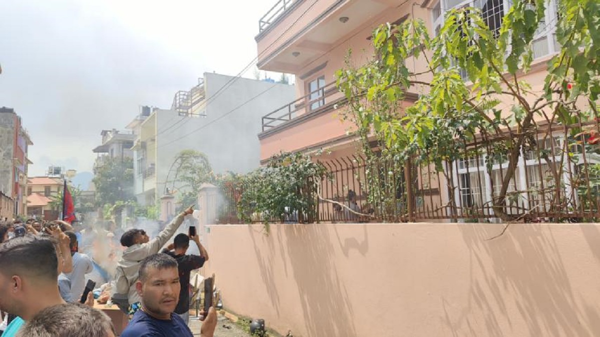 निवर्तमान गृहमन्त्री रमेश लेखकको घरअघि आगजनी