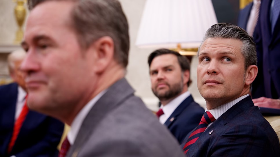 माइक वाल्ज (बायाँ),  उपराष्ट्रपति भान्स (बीचमा) र रक्षा मन्त्री पीट हेगसेथ (दायाँ)। तस्बिर स्रोत: द एट्लान्टिक डटकम।