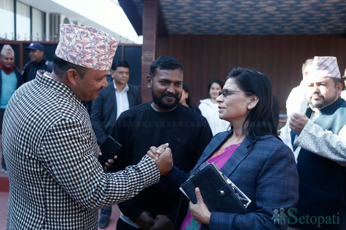 नवनिर्वाचित केन्द्रीय सदस्यहरू उपस्थित भए पहिलो बैठकका लागि (तस्बिरहरू)