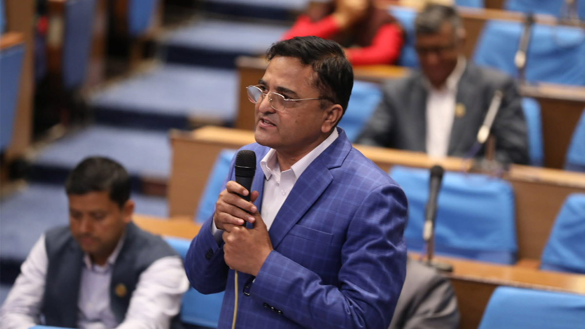 प्रचण्डजीले रविलाई पहिले सिस्नोपानी हान्नुभो, अहिले मालिस गर्दै हुनुहुन्छ: योगेश भट्टराई