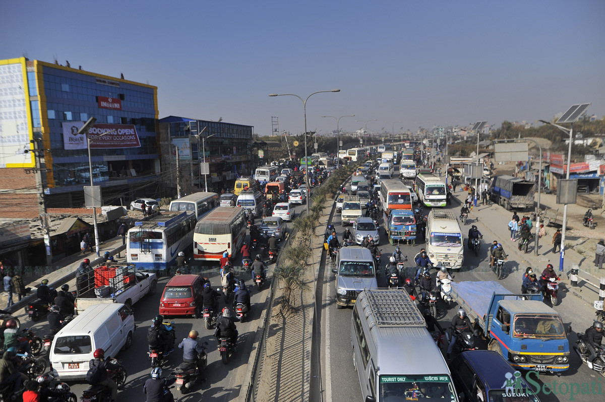 काठमाडौं महानगरले कोटेश्वरको डिजिटल होर्डिङ बोर्ड पनि हटाउँदै