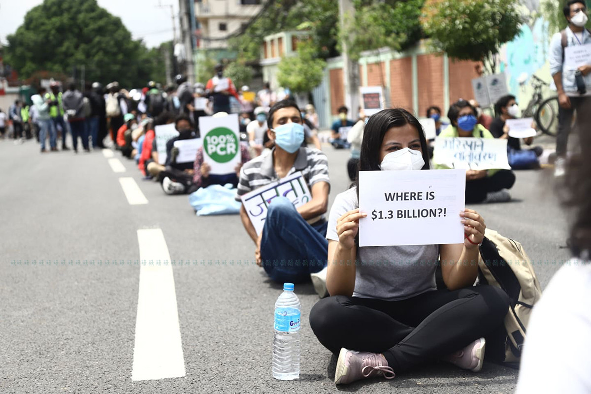 https://raracms.setopati.com/uploads/shares/2020/baluwatar ma pradarsan/protest at baluwatar (1).jpg