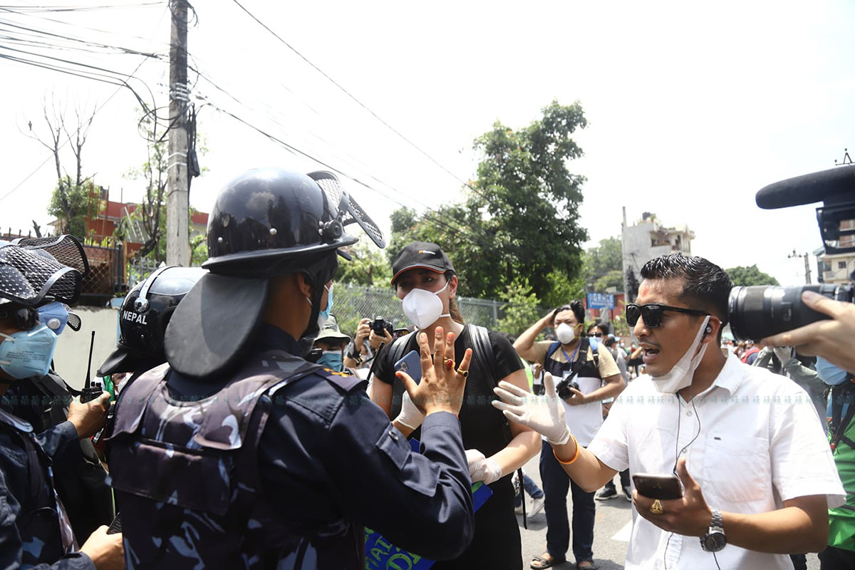 https://raracms.setopati.com/uploads/shares/2020/baluwatar ma pradarsan/protest at baluwatar (1).jpg